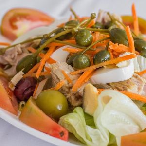 lechuga, zanahoria, atún, cebolla tierna y aceitunas