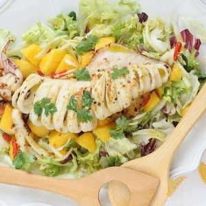 mezcla de lechugas, calamar, gamba, mango, vinagreta de Paris y jenjibre